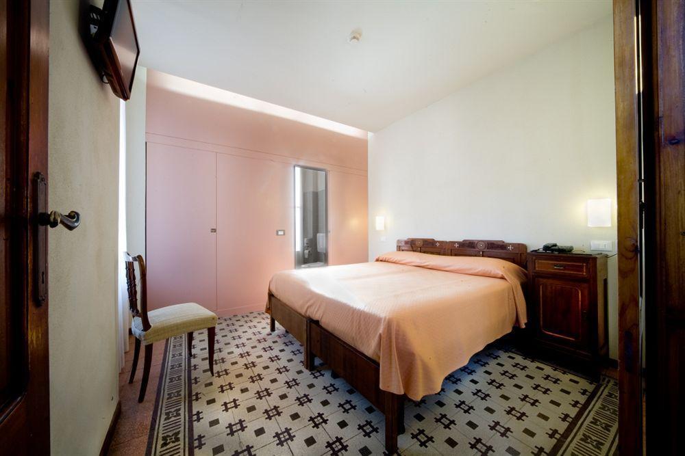 Hotel Europa Леванто Екстериор снимка