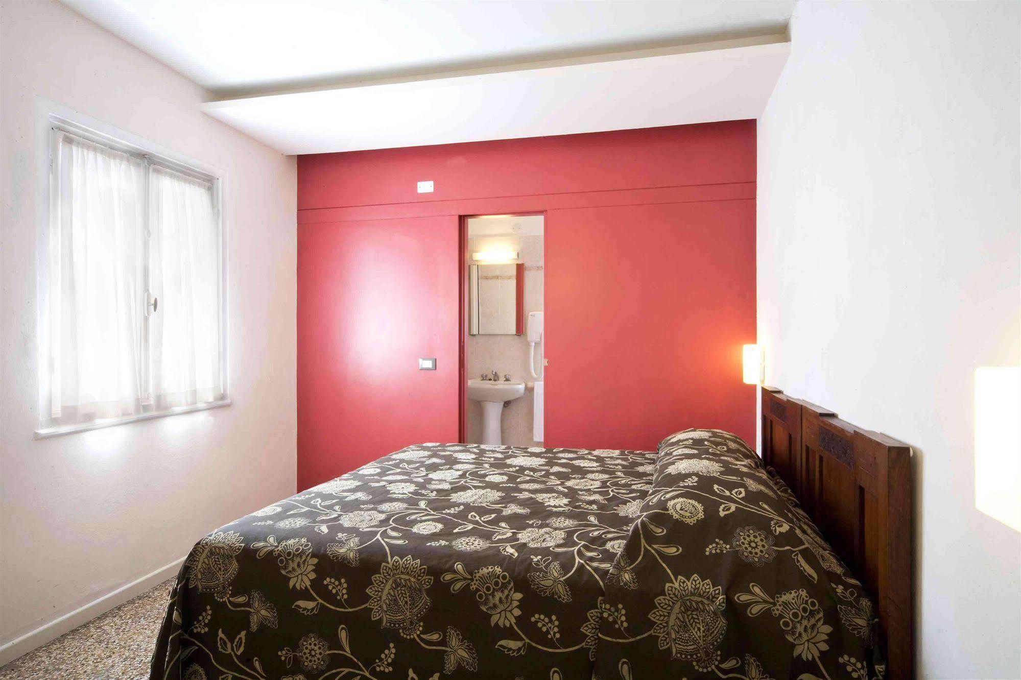 Hotel Europa Леванто Екстериор снимка