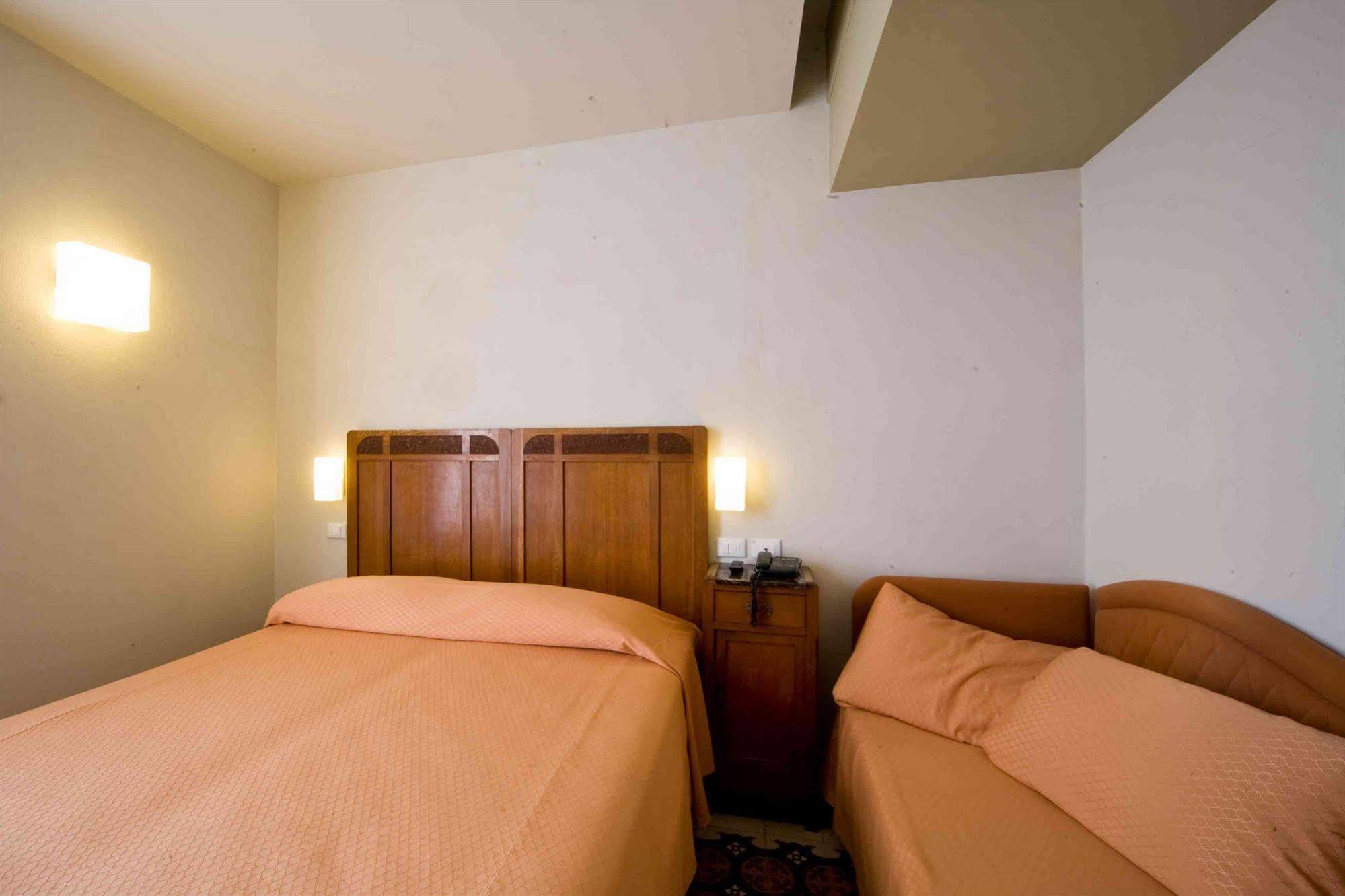 Hotel Europa Леванто Екстериор снимка