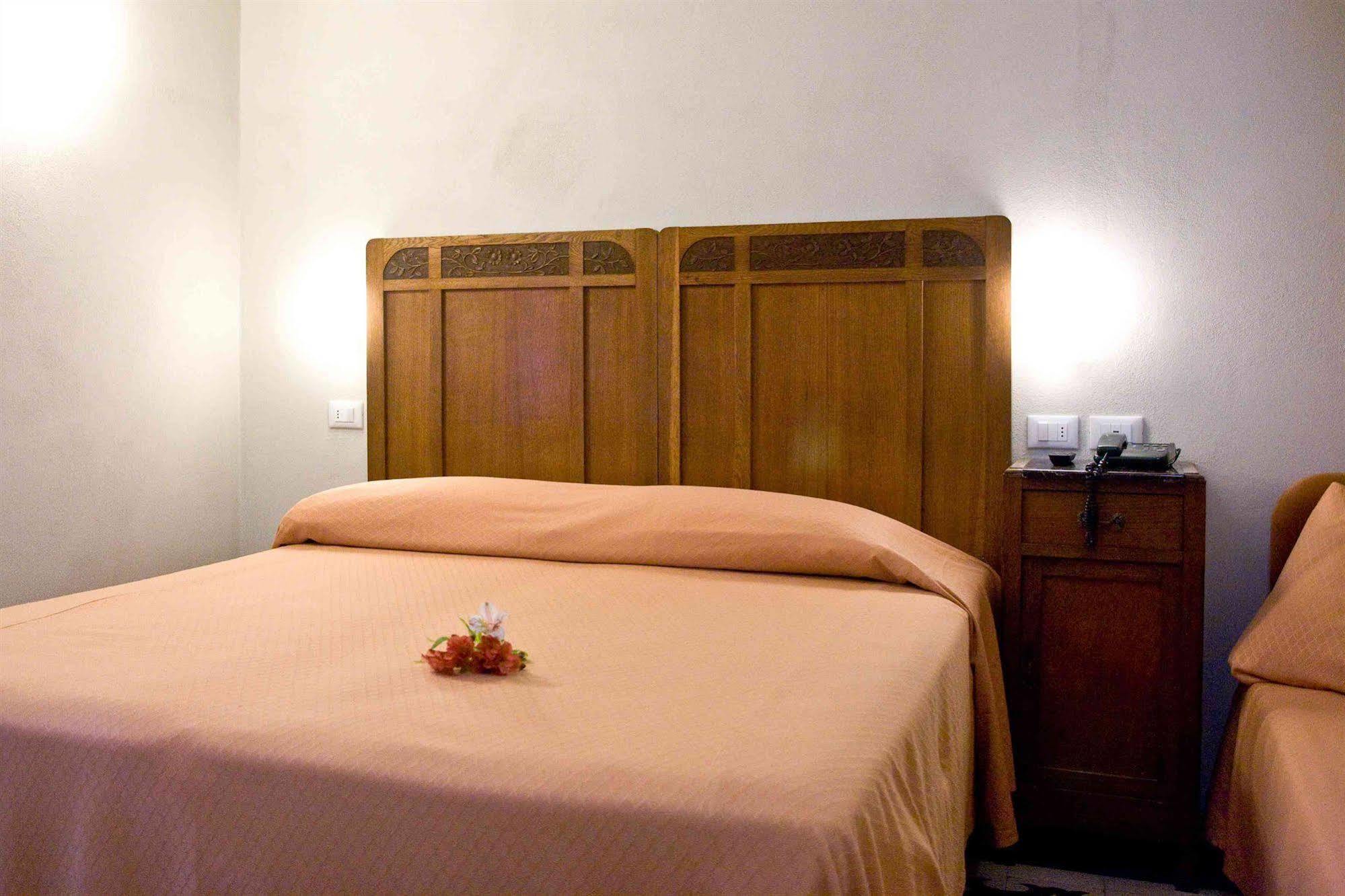 Hotel Europa Леванто Екстериор снимка