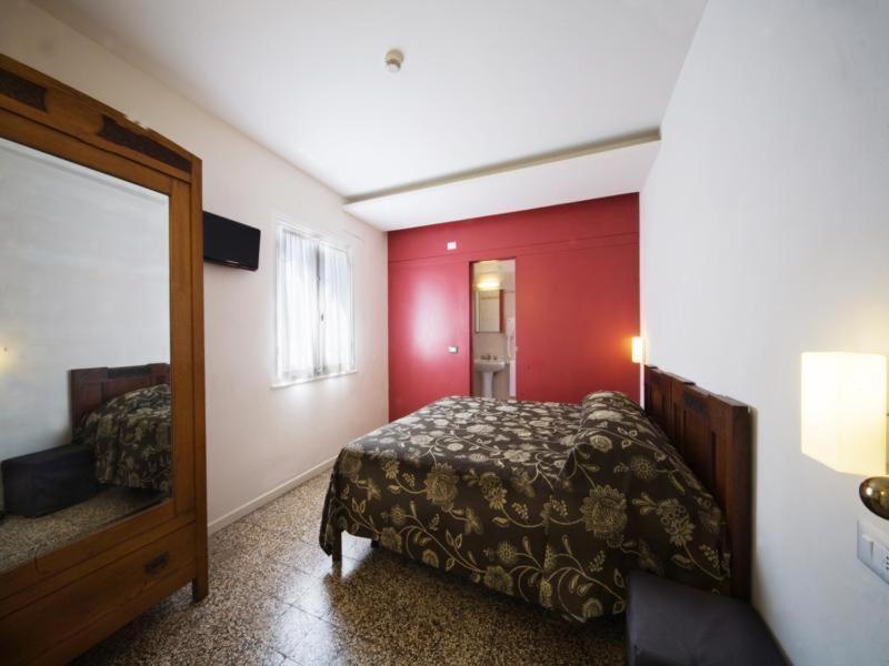 Hotel Europa Леванто Екстериор снимка